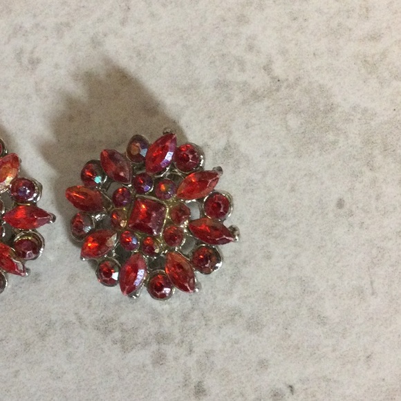 FINAL Red stone studded circle clip earrings - Picture 3 of 5
